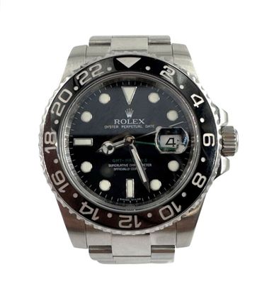 une montre Rolex avec un cadran noir et un bracelet argenté