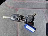 une clé de voiture attachée à un porte-clés