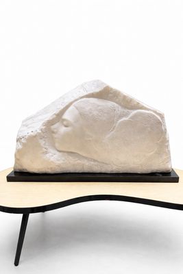 une sculpture représentant un rocher posé sur une table