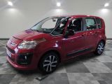 la citrole rouge est garee sur un carrelage en damier