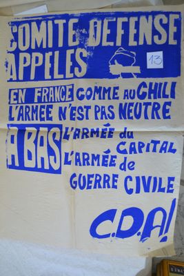 a sign on the wall that says don ' t believe these apples