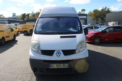une camionnette blanche garée dans un parking