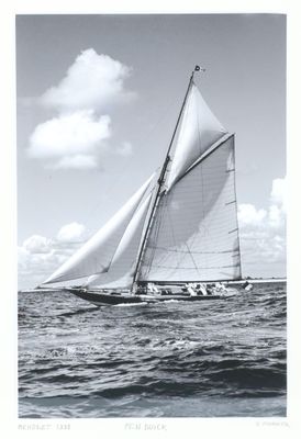 une photo en noir et blanc d'un voilier en mer