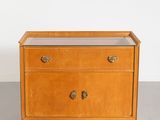 une photo d'une commode en bois avec un plateau en verre