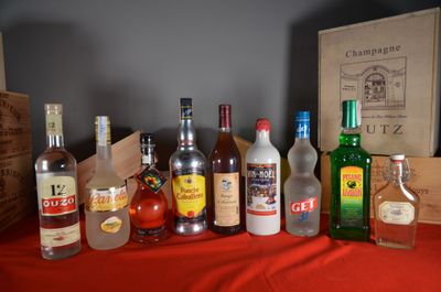 de nombreuses bouteilles d'alcool posées sur une table rouge
