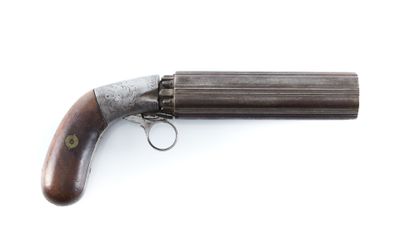 un vieux fusil avec une poignée en bois sur fond blanc