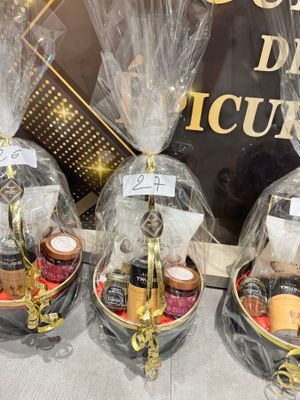 trois paniers remplis d'objets de toutes sortes posés sur une table