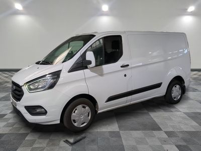 la camionnette blanche est garée sur un sol carrelé en damier