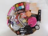 une photo d'un panier rempli de produits de beauté et de maquillage