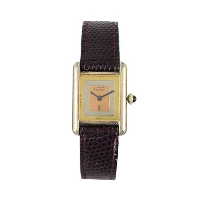 une photo d'une montre-bracelet pour femme avec un bracelet en cuir marron