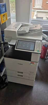 une photo d'une imprimante multifonction installée dans une pièce
