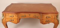 Bureau plat de forme galbée, en bois de placage marqueté en … (photo 5)