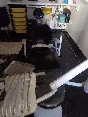 une photo d'un fauteuil de dentiste dans une pièce