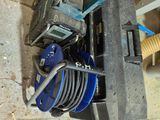 une photo d'un collier de serrage auquel est fixé un tuyau