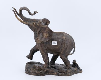 statue d'un éléphant posé sur un rocher, avec une étiquette sur le dos