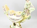 figurine en porcelaine représentant une femme assise sur un bol