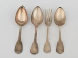 quatre cuillères et une fourchette en argent sur une surface blanche