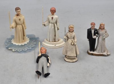cinq figurines représentant des personnes en tenue de cérémonie