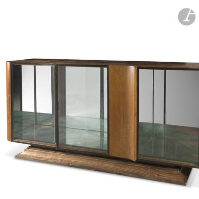un gros plan d'une vitrine en verre reposant sur un socle en bois