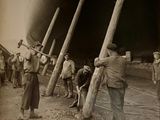 une photo en noir et blanc d'un groupe d'hommes tenant des battes de baseball