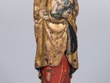 l'image d'une statue représentant une femme tenant un bébé dans ses bras