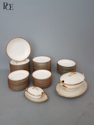 un grand nombre d'assiettes et de tasses posées sur une table