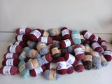 une pile de pelotes de laine sur une table