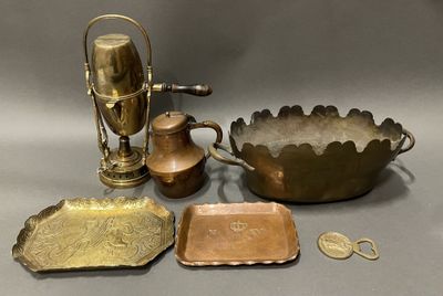 Plusieurs objets anciens en laiton sont exposés sur une table
