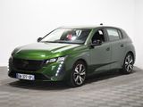 une photo d'une voiture verte sur un sol à damier