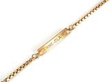une photo d'un bracelet en chaîne d'or sur lequel est gravé un prénom
