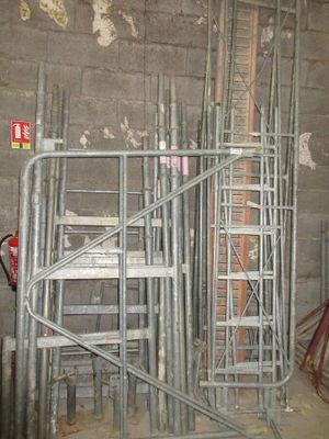 un tas d'échelles dans une pièce en cours de construction