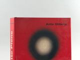 l'image d'un livre rouge avec un cercle noir sur la couverture