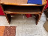 une petite table sur laquelle est posé un livre