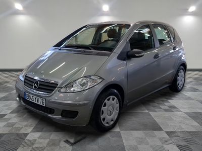 une photo d'une mercedes classe b argentée garée dans un garage