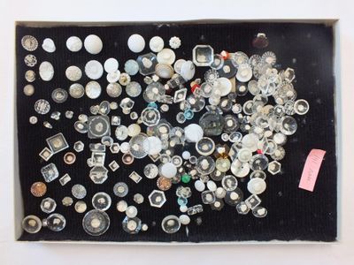une photo d'une photo montrant un tas de boutons