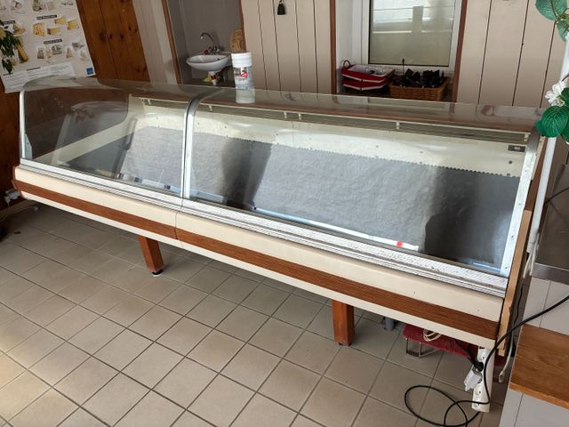 Vitrine réfrigérée service arrière. L 254 cm