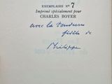 un livre ouvert sur lequel figure l'image d'un homme tenant une raquette de tennis