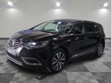 La camionnette noire est garée sur un sol en damier dans un garage.