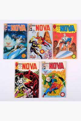 Les quatre couvertures des bandes dessinées Nova sont alignées sur une surface blanche