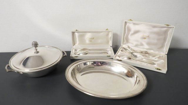 Métal argenté : bouillon couvert modèle perlé ; plat ovale modèle...