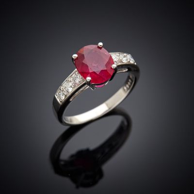 une bague en rubis et diamants
