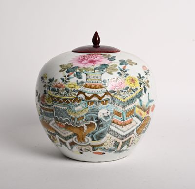 un vase blanc avec un tableau posé sur une table