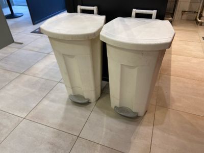 Paire de poubelles à pédale en plastique - Photo 1
