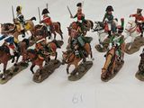 sept figurines représentant des soldats à cheval et des chevaux dans diverses positions