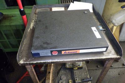 un ordinateur portable posé sur une table dans un garage