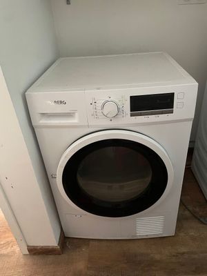 un lave-linge et un sèche-linge dans le coin d'une pièce
