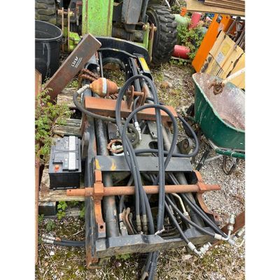 une image représentant un tas d'outils posé sur un tas de terre