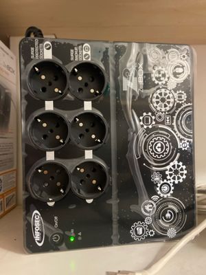 une boîte contenant tout un tas de prises électriques