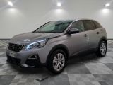 la voiture grise est garée sur le sol en damier d'un garage