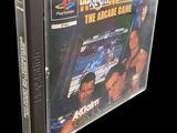 Le jeu d'arcade se trouve dans un boîtier en plastique transparent sur fond noir.